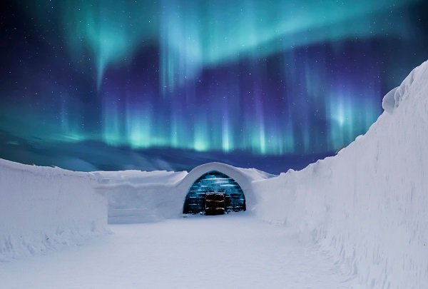 Glass Igloo & Aurora Hunting